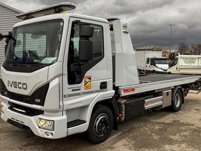 Camion plateau dépannage nuit Toulouse : le porte-voiture Iveco d'IF Assistance Auto, vu de trois quarts avant